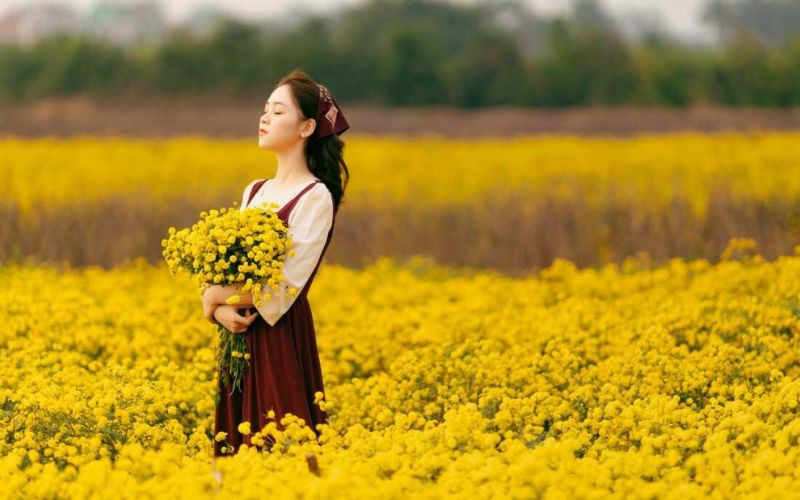 Ảnh nền chụp tạo dáng với hoa xinh
