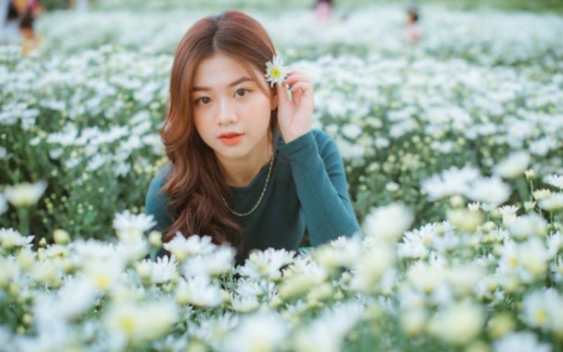 Ảnh nền cô gái xinh chụp cùng vườn hoa